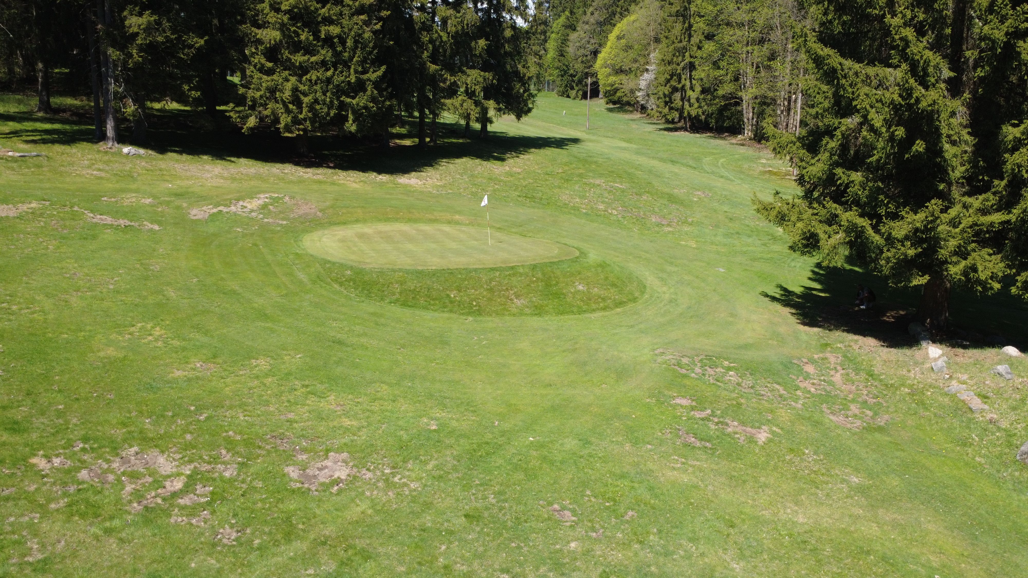 Golfista na odpališti uprostřed krkonošské přírody